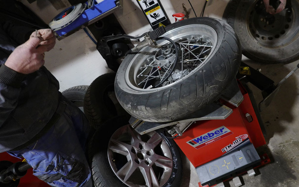 r_02 Reifenservice Motorrad